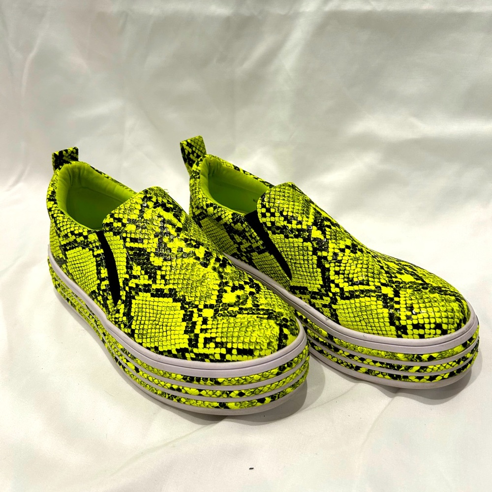 Liliana Fluorescent lime green snakeskin sneakers Women’s Size 7